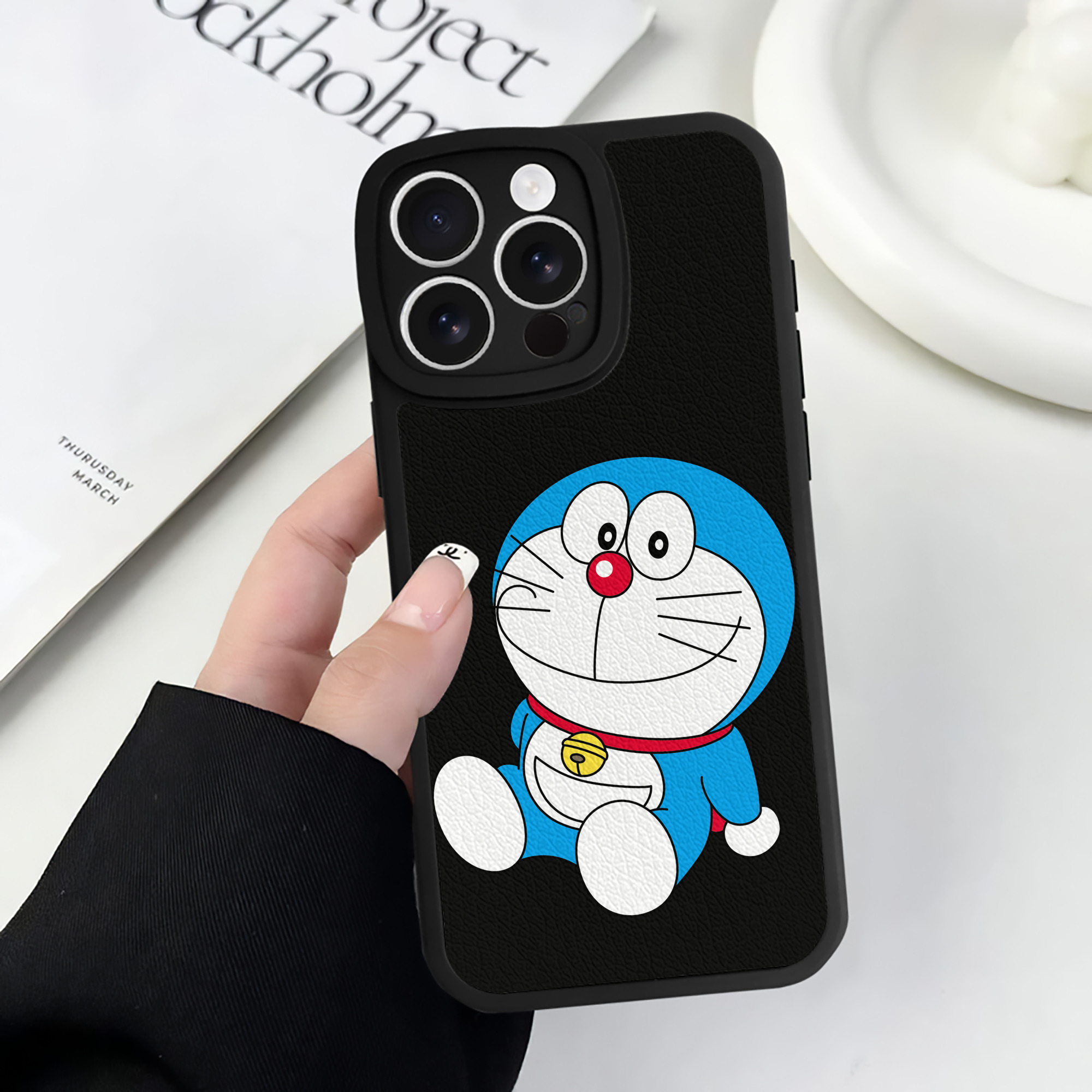 （画像用） ドラえもん Doraemon 【iPhone 16シリーズ対応】シリコンスマホケース（レザー調） 材質：シリコン